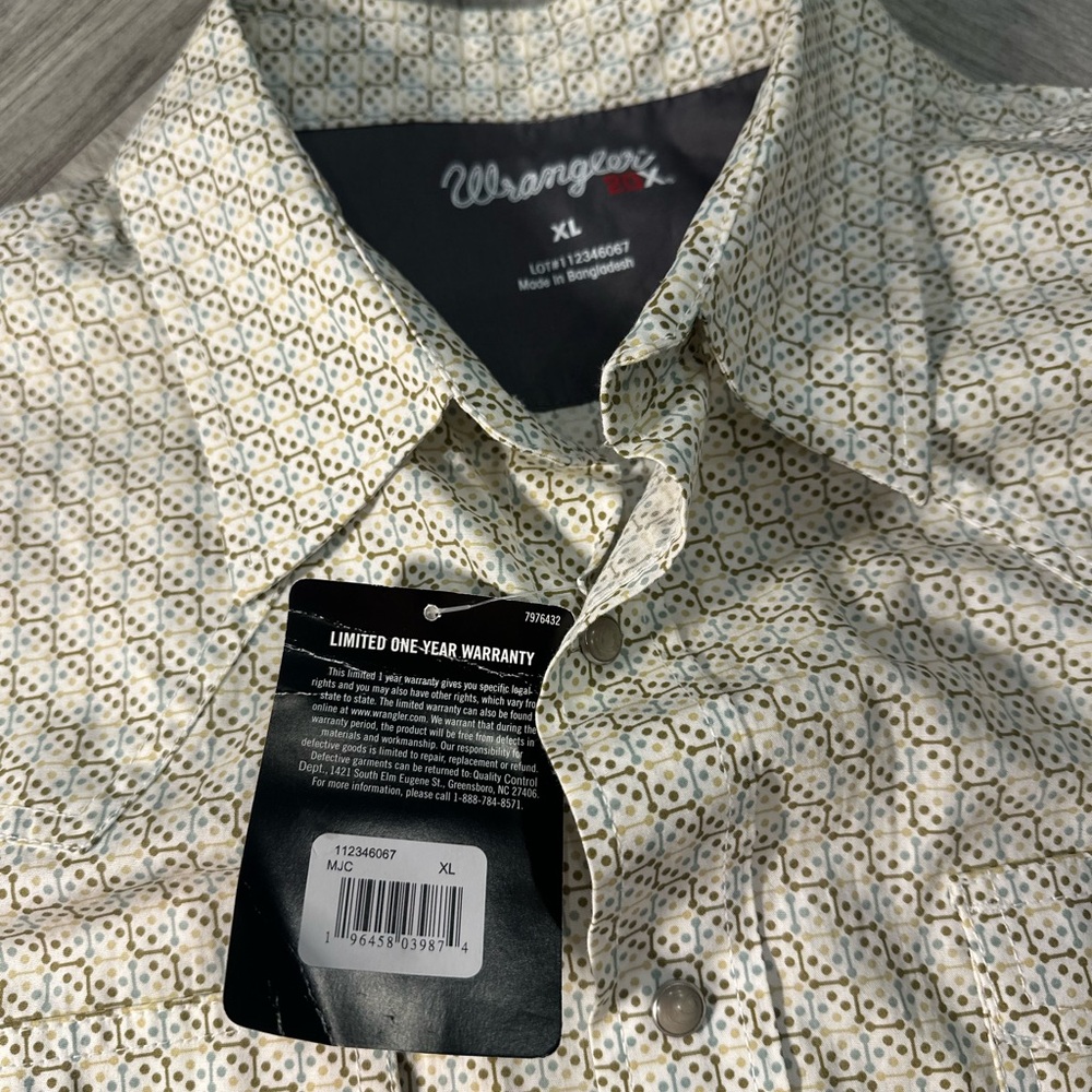 NWT! Wrangler Men's Patterned Button Down Shirt N… - image 16